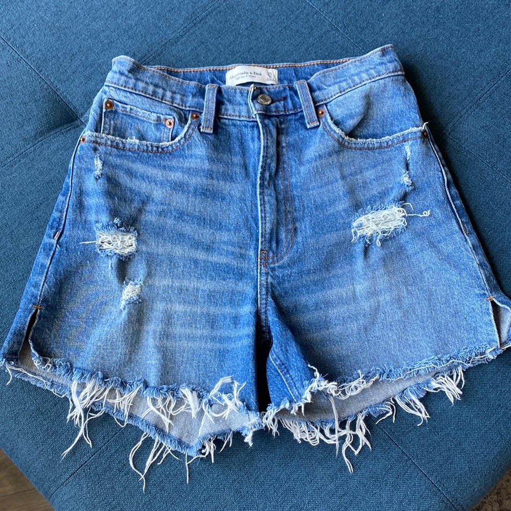 Abercrombie Curved Love High Rise 4’ shorts